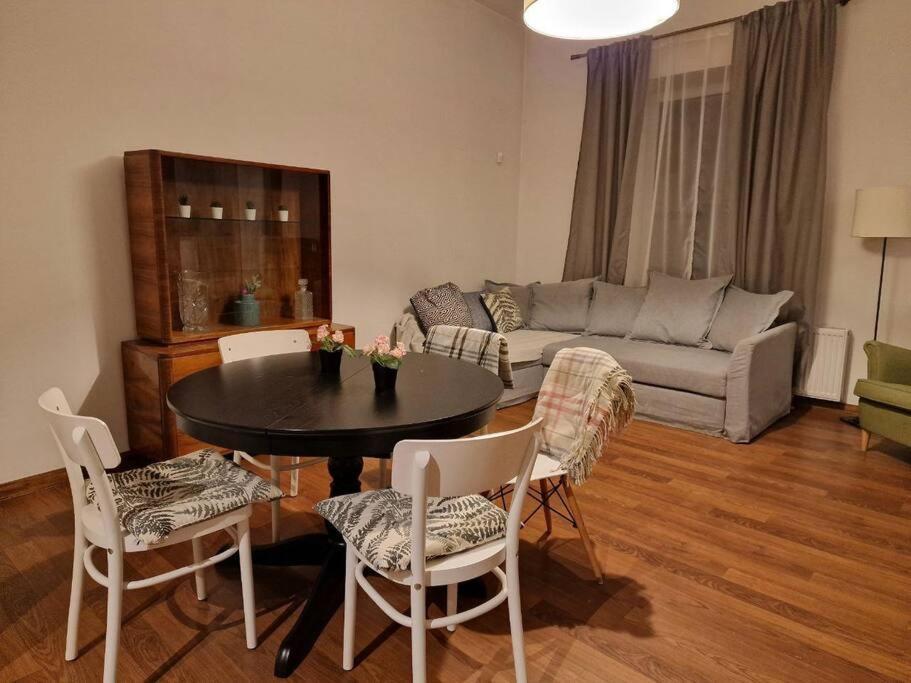 Duplex In City Center! Apartment